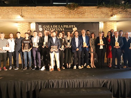 Premiados y personas que entregaron los premios