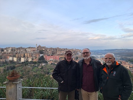 Amb dirigents dels Sbandieratori d'Orte, amb el municipi al fons