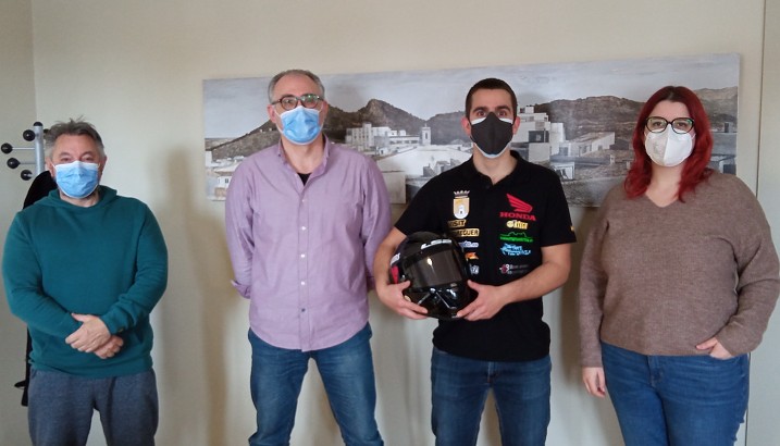 El piloto de motos Víctor Ortega firma un convenio de colaboración con el Ayuntamiento de Pedreguer