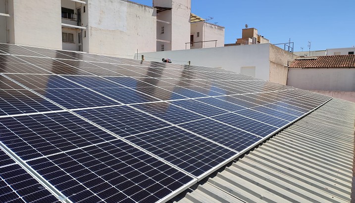 Finalizada la instalación de placas solares en la Pista - Espai Cultural de Pedreguer