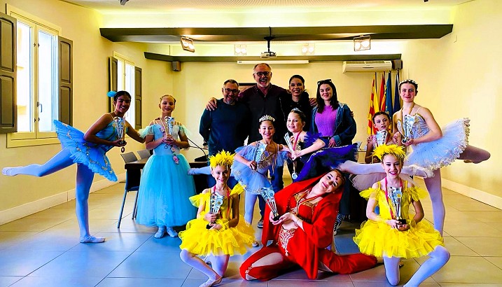 Bailarinas formadas en Pedreguer visitan el Ayuntamiento