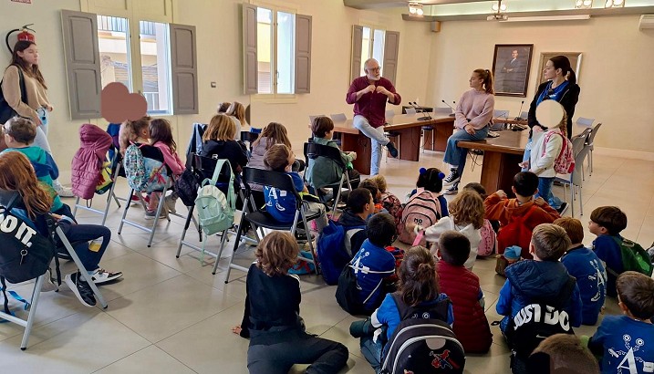 Alumnes del CEIP L’Alfàs de Pedreguer visiten el seu Ajuntament