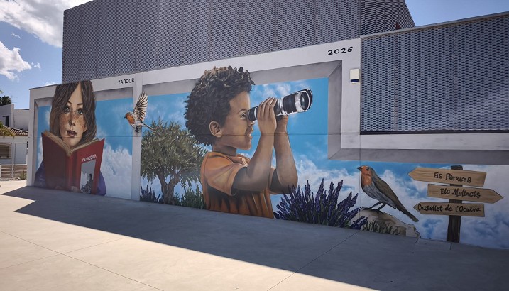El CEIP L’Alfàs estrena un nou mural que posa en valor l’aprenentatge i l’arrelament al territori