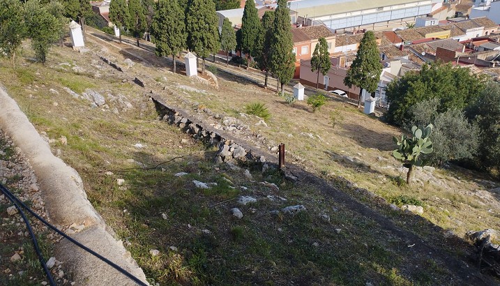 L'Ajuntament de Pedreguer desbrossa una franja forestal entre la Capella i el Patronat per a reforçar la prevenció d'incendis i millorar l'entorn