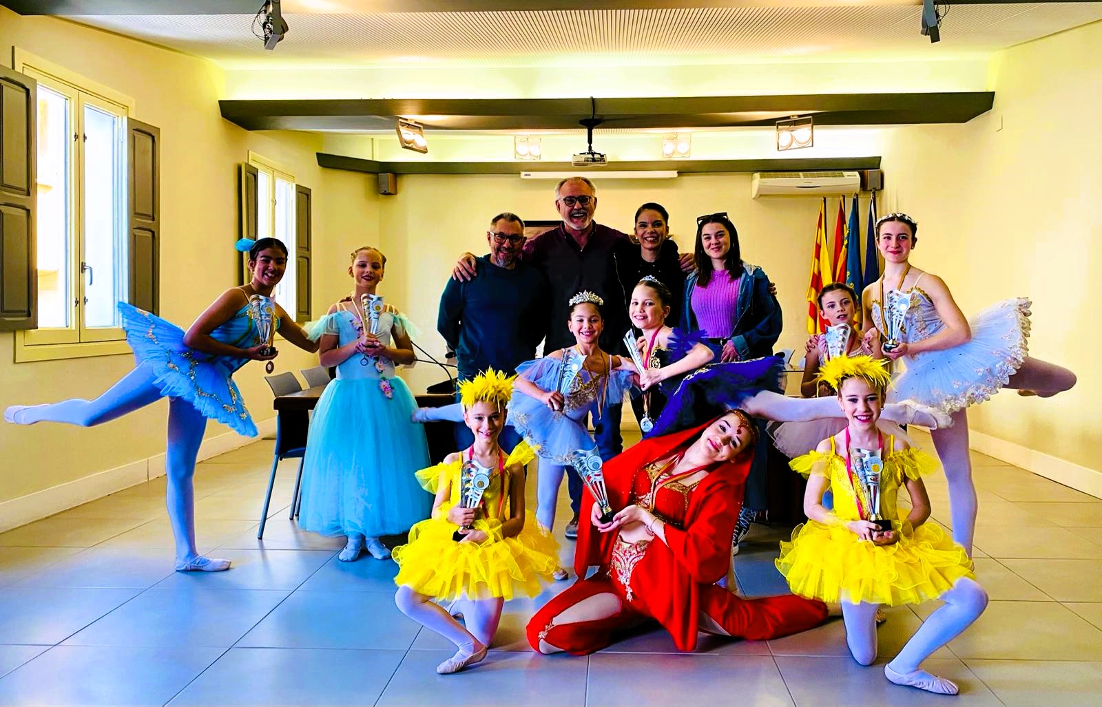 Bailarinas formadas en Pedreguer visitan el Ayuntamiento
